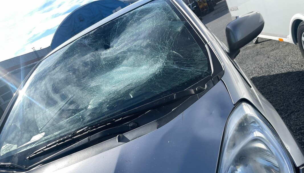 KNUST FRONTRUTE: Slik så bilen ut etter sammenstøtet med en elsparkesykkel i Mjøndalen lørdag. KNUST FRONTRUTE: Slik så bilen ut etter sammenstøtet med en elsparkesykkel i Mjøndalen lørdag.
