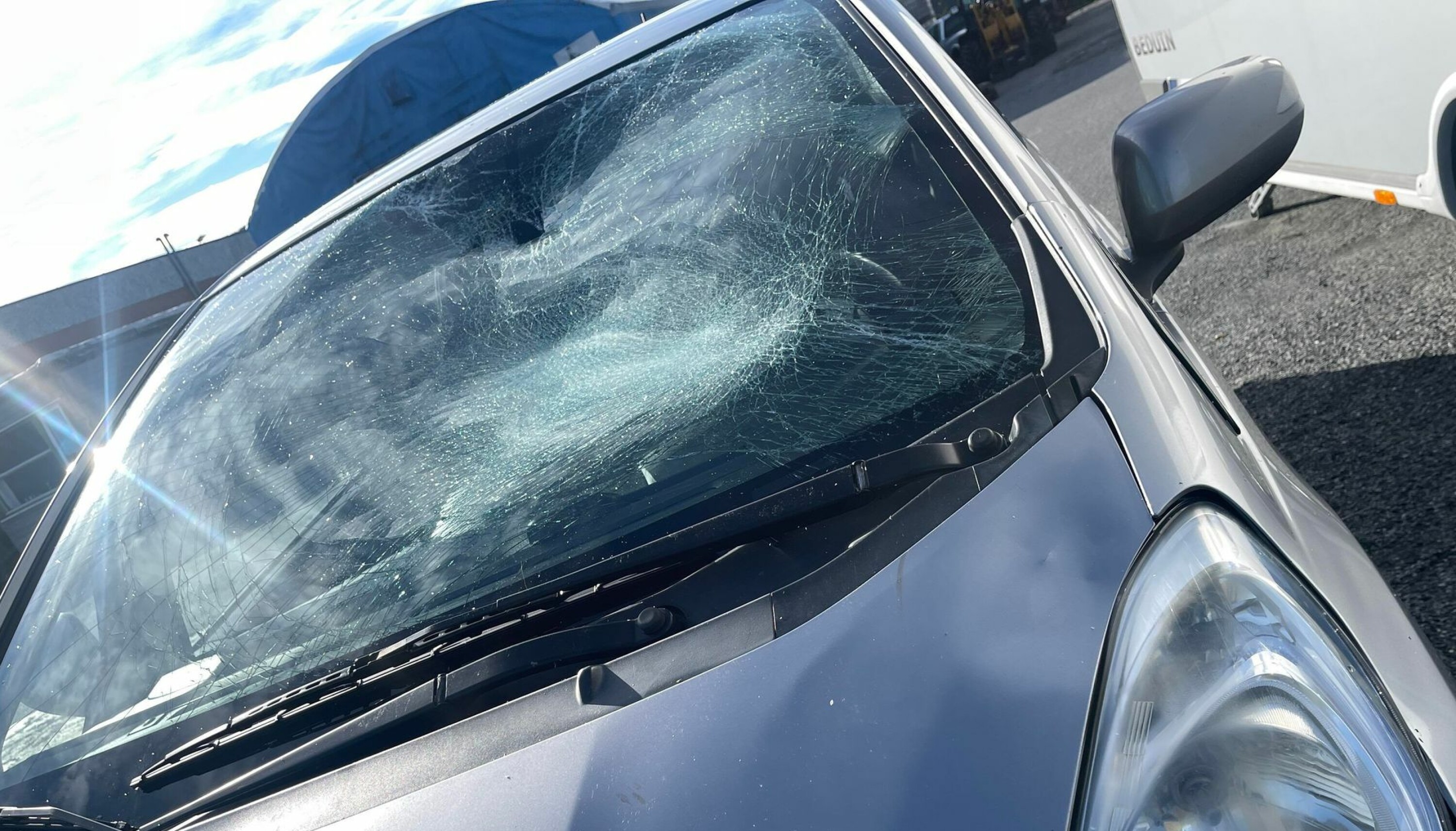 KNUST FRONTRUTE: Slik så bilen ut etter sammenstøtet med en elsparkesykkel i Mjøndalen lørdag.