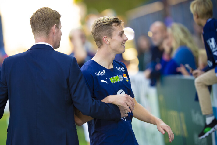 <span class=" italic" data-lab-italic_desktop="italic"><span class=" font-weight-bold" data-lab-font_weight_desktop="font-weight-bold">I STORFORM: </span>Johan Hove ble dagens SIF-gutt med to scoringer.</span> <span class=" italic" data-lab-italic_desktop="italic"><span class=" font-weight-bold" data-lab-font_weight_desktop="font-weight-bold">I STORFORM: </span>Johan Hove ble dagens SIF-gutt med to scoringer.</span>