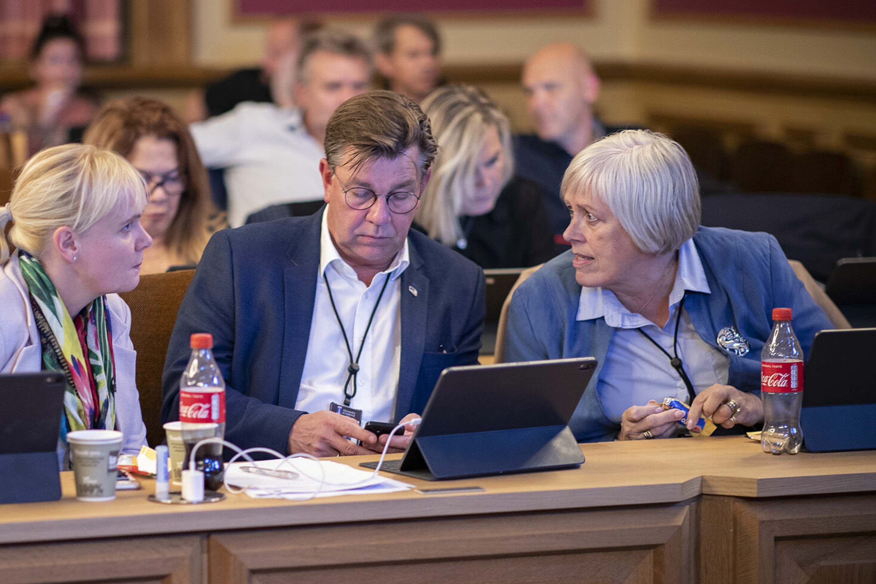 GIR SEG: Elly Thoresen (til høyre), tidligere ordfører i Nedre Eiker.