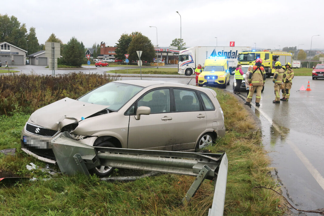 HADDE UTSLITTE DEKK: Denne bilen skled av veibanen på E134 på dekk med for liten mønsterdbyde, ifølge politiet. HADDE UTSLITTE DEKK: Denne bilen skled av veibanen på E134 på dekk med for liten mønsterdbyde, ifølge politiet.