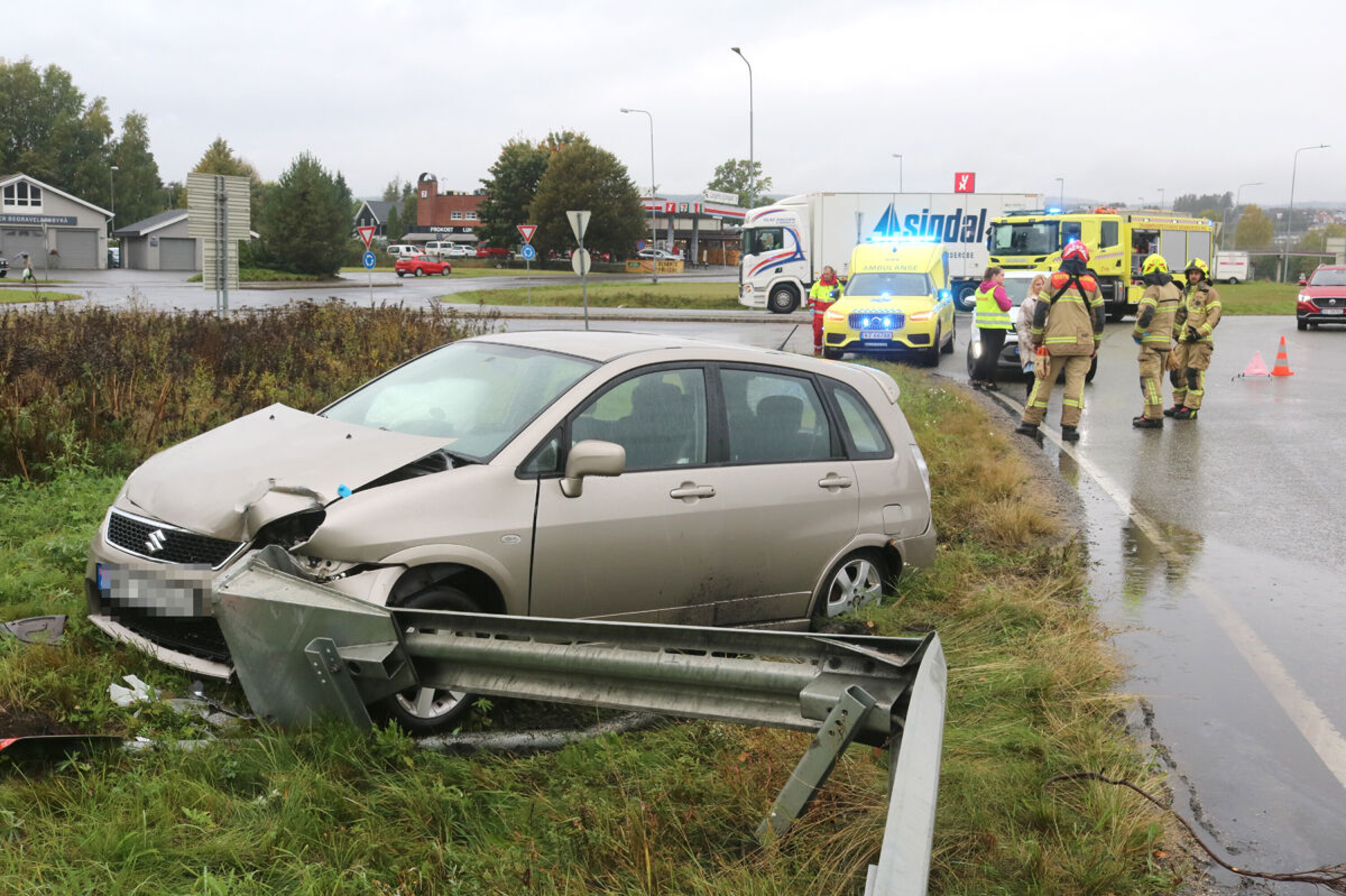 HADDE UTSLITTE DEKK: Denne bilen skled av veibanen på E134 på dekk med for liten mønsterdbyde, ifølge politiet.