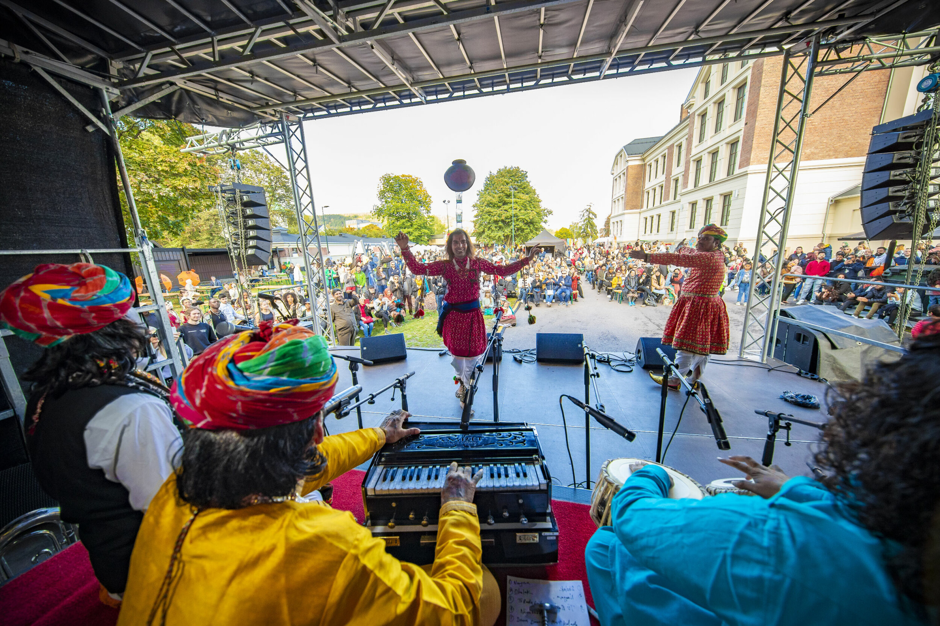 NY ARENA: Globusfestivalen er på flyttefot, men flere tusen drammensere i alle aldre fant lørdag veien til Knutepunkt Strømsø for en smeltedigel av musikk, mat, dans og underholdning fra alle verdenshjørner.