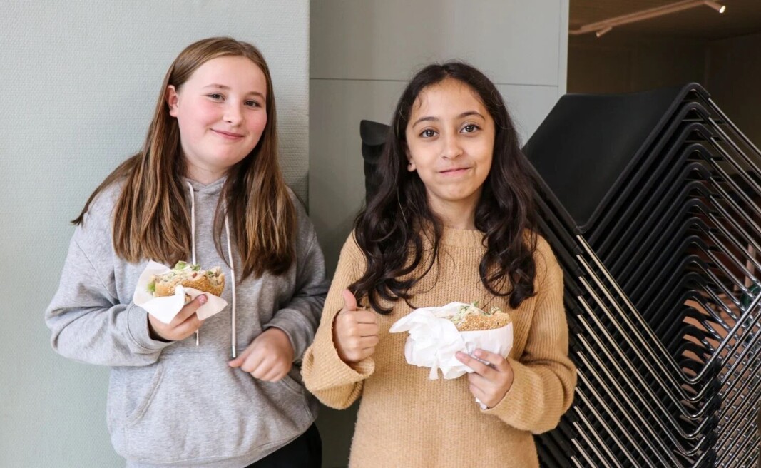 Sofie Vorren (11) og Rita Rhrich (11) likte fiskeburgeren de fikk servert. Sofie Vorren (11) og Rita Rhrich (11) likte fiskeburgeren de fikk servert.