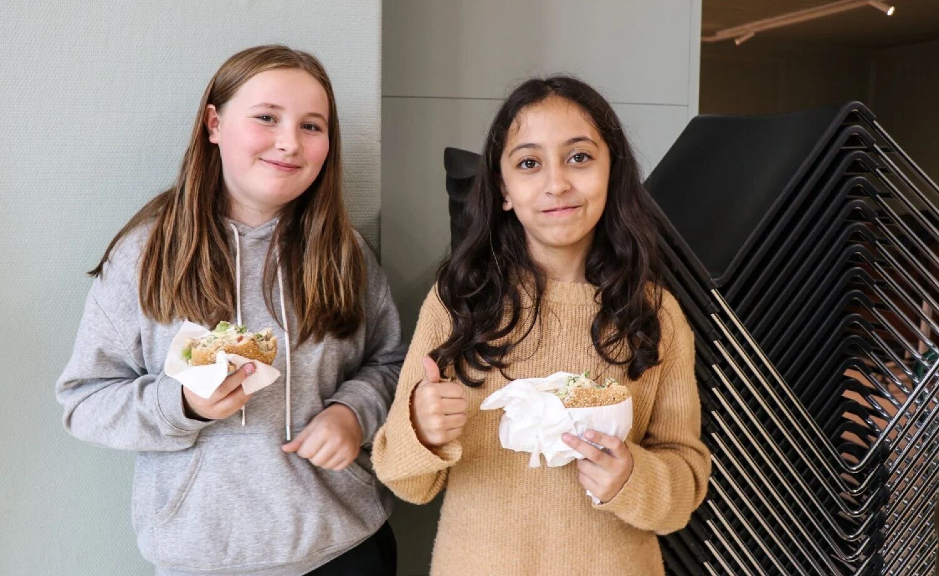 Sofie Vorren (11) og Rita Rhrich (11) likte fiskeburgeren de fikk servert.