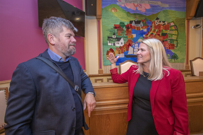 <span class=" italic" data-lab-italic_desktop="italic"><span class=" font-weight-bold" data-lab-font_weight_desktop="font-weight-bold">UTE: </span>Ståle Sørensen, varaordfører, her i samtale med Monica Myrvold-Berg.</span> <span class=" italic" data-lab-italic_desktop="italic"><span class=" font-weight-bold" data-lab-font_weight_desktop="font-weight-bold">UTE: </span>Ståle Sørensen, varaordfører, her i samtale med Monica Myrvold-Berg.</span>