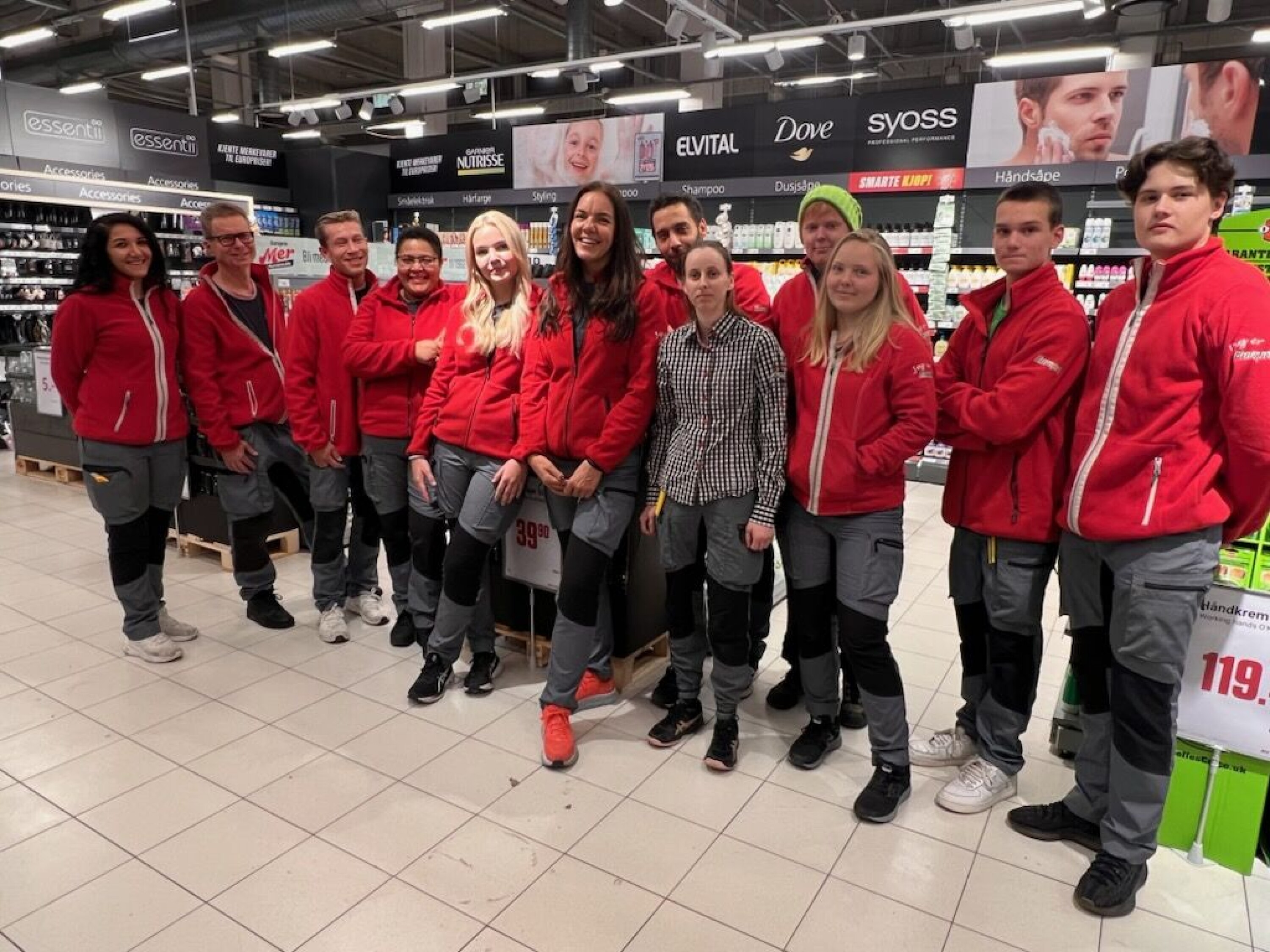 KLARE FOR ÅPNING TORSDAG: Fra venstre: Najva Hajbagheri Kahaki, Morten Karlsen, Stian Falkenhaug Thomesen, Sonia Fonseca, Emilly Pape Amdam, Stina Pape, Henning Marius Jensrud, Stina Haugen, Heidi Skau, Anna Lien Aas, Emilian Trogstad Gulsrud og Olav Olsvik.