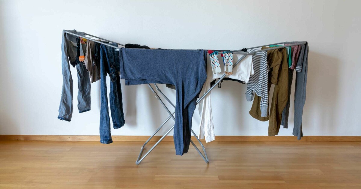 Asciugare a metà i vestiti sugli scaffali per risparmiare denaro
