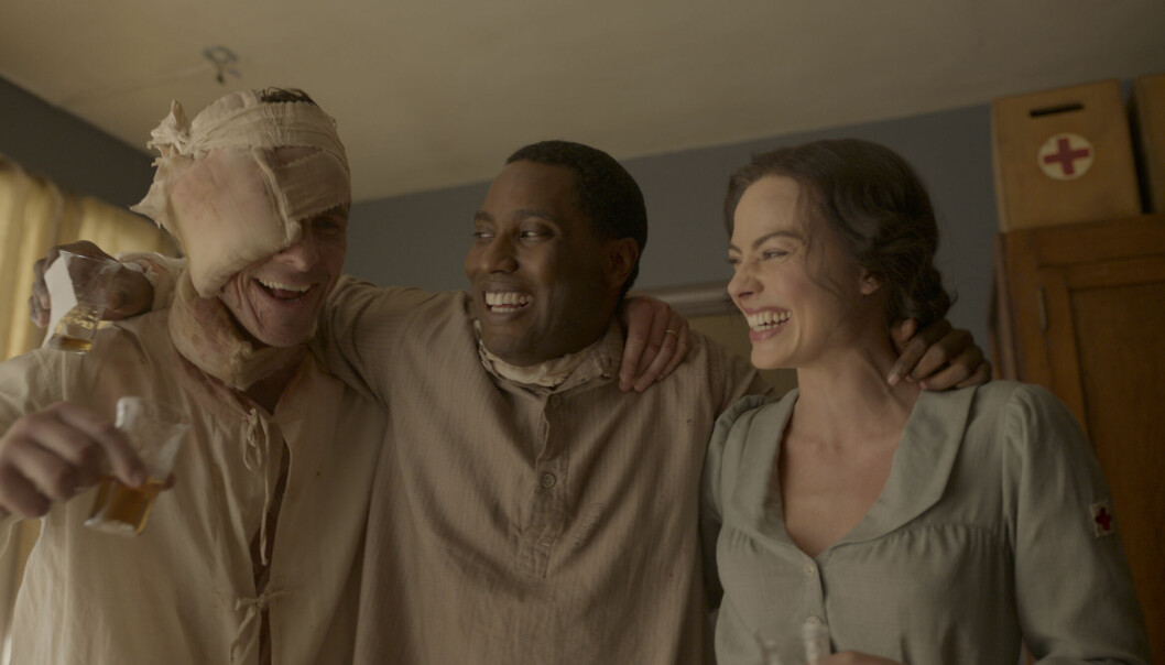 Filmens tre hovedpersoner Burt (Christian Bale), Harold (John David Washington) og Valerie (Margot Robbie) i et lykkelig øyeblikk på sykestua under første verdenskrig