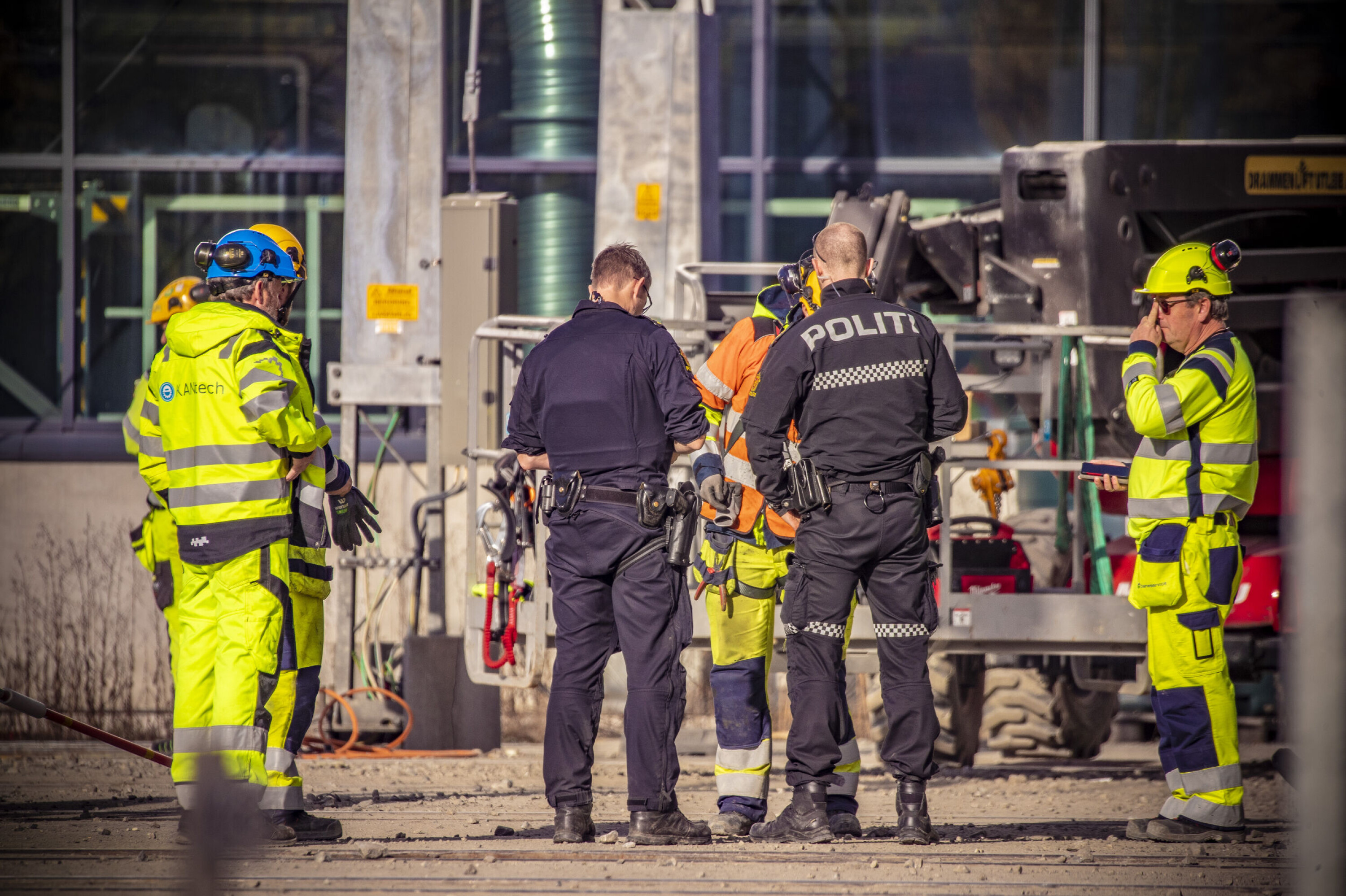 ARBEIDSULYKKE: Her undersøker politiet hendelsen på Bane NORs anlegg på Sundland.
