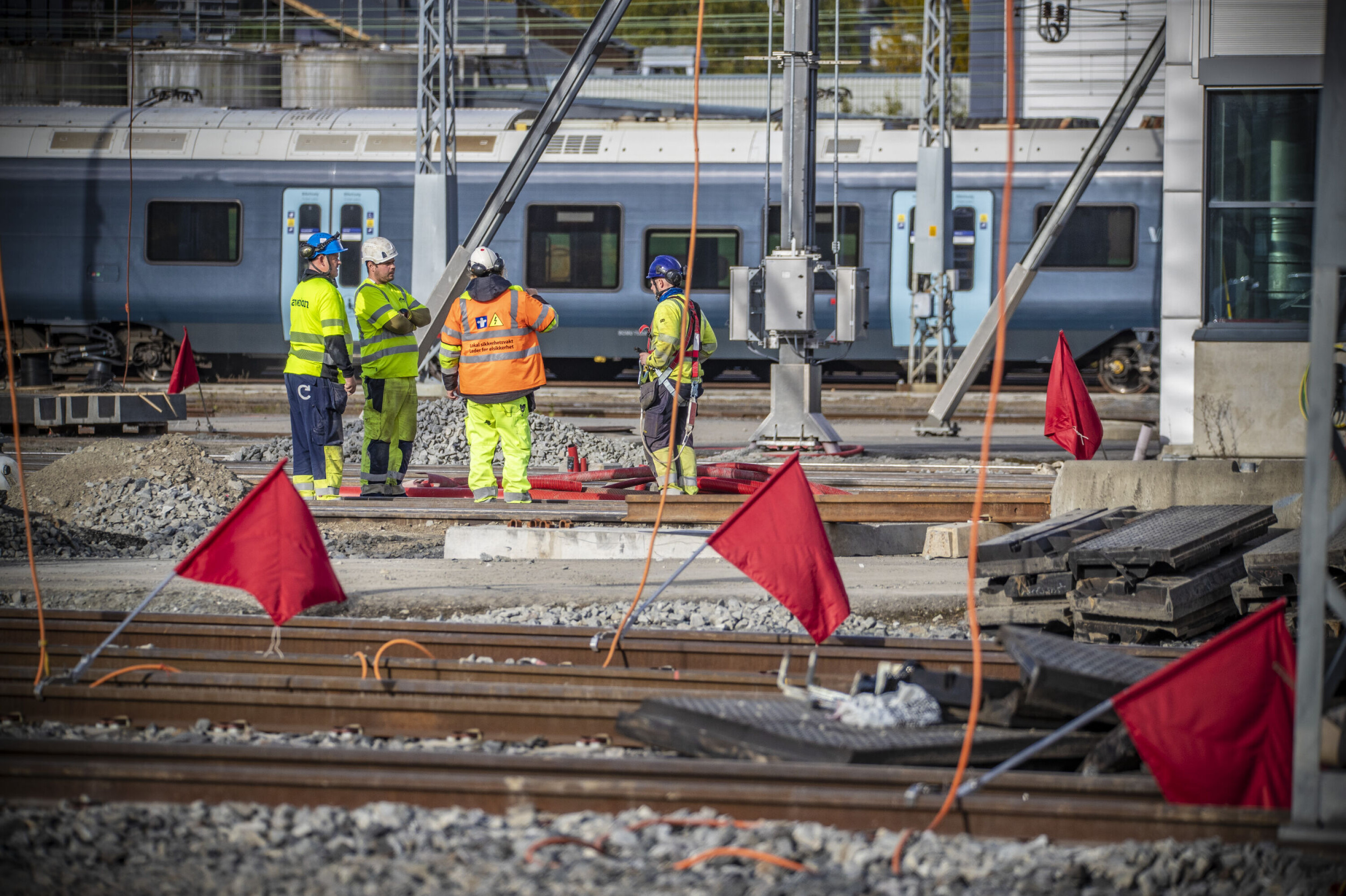 Arbeider til sykehus etter høyspent-ulykke: Fikk kjørestrøm på 16.000 volt gjennom kroppen