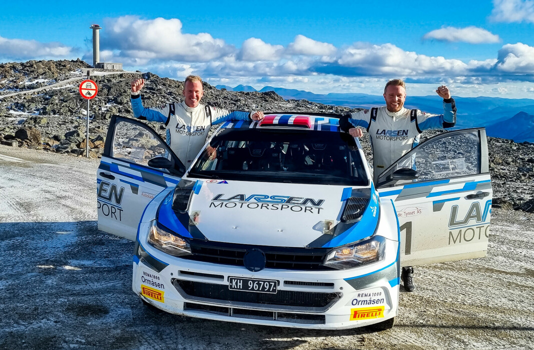 INGEN OVER, INGEN VED SIDEN: F.v. kartleser Torstein Eriksen og fører Frank Tore Larsen avsluttet årets sesong med overlegen kjøring på Tronfjellet.