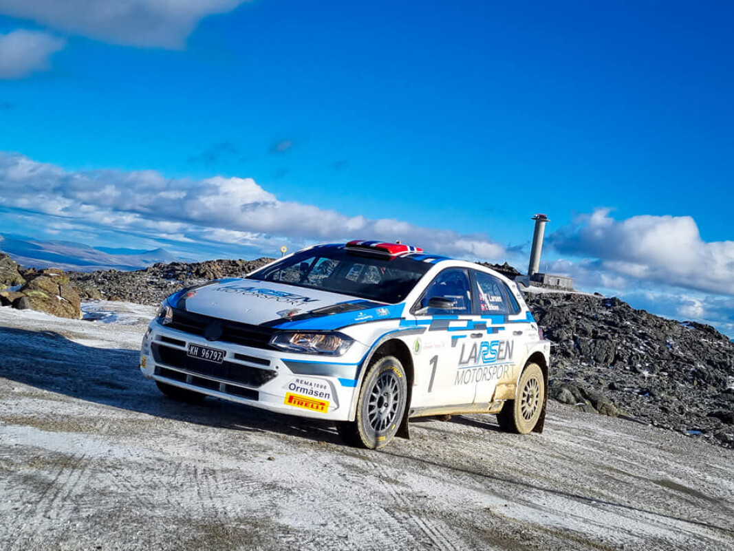 <span class=" italic" data-lab-italic_desktop="italic"><span class=" font-weight-bold" data-lab-font_weight_desktop="font-weight-bold">GULLBILEN:</span> Frank Tore Larsen VW Polo R5 på toppen av Tronfjellet.</span> <span class=" italic" data-lab-italic_desktop="italic"><span class=" font-weight-bold" data-lab-font_weight_desktop="font-weight-bold">GULLBILEN:</span> Frank Tore Larsen VW Polo R5 på toppen av Tronfjellet.</span>