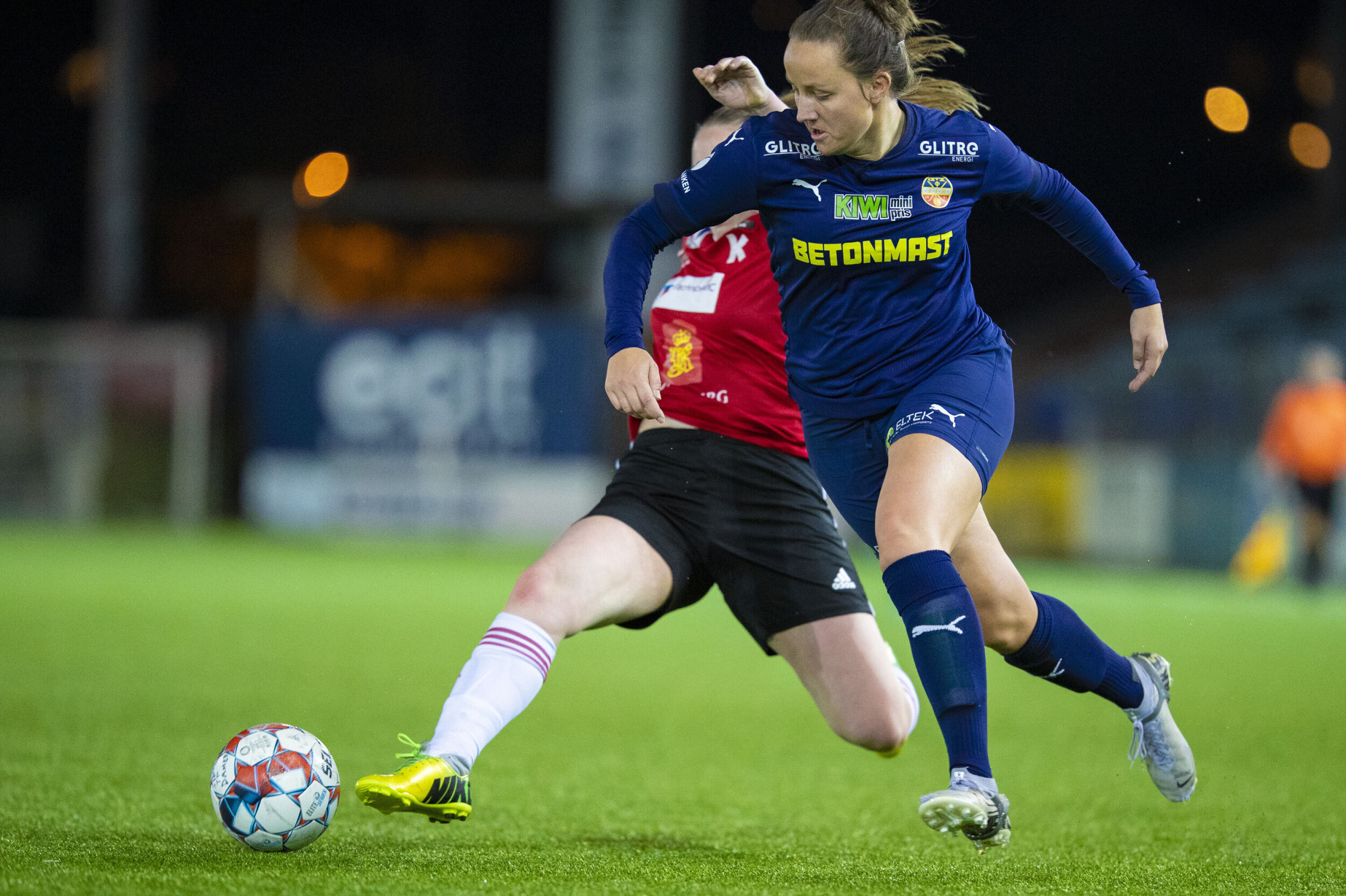 GIGANT PÅ BANEN: Ingvill Hågenstad Hartz fra Hønefoss har bøttet inn mål i 1. divisjon og gjør bokstavelig talt vei i vellinga for Strømsgodset, med tre mål mot Kongsberg tirsdag.