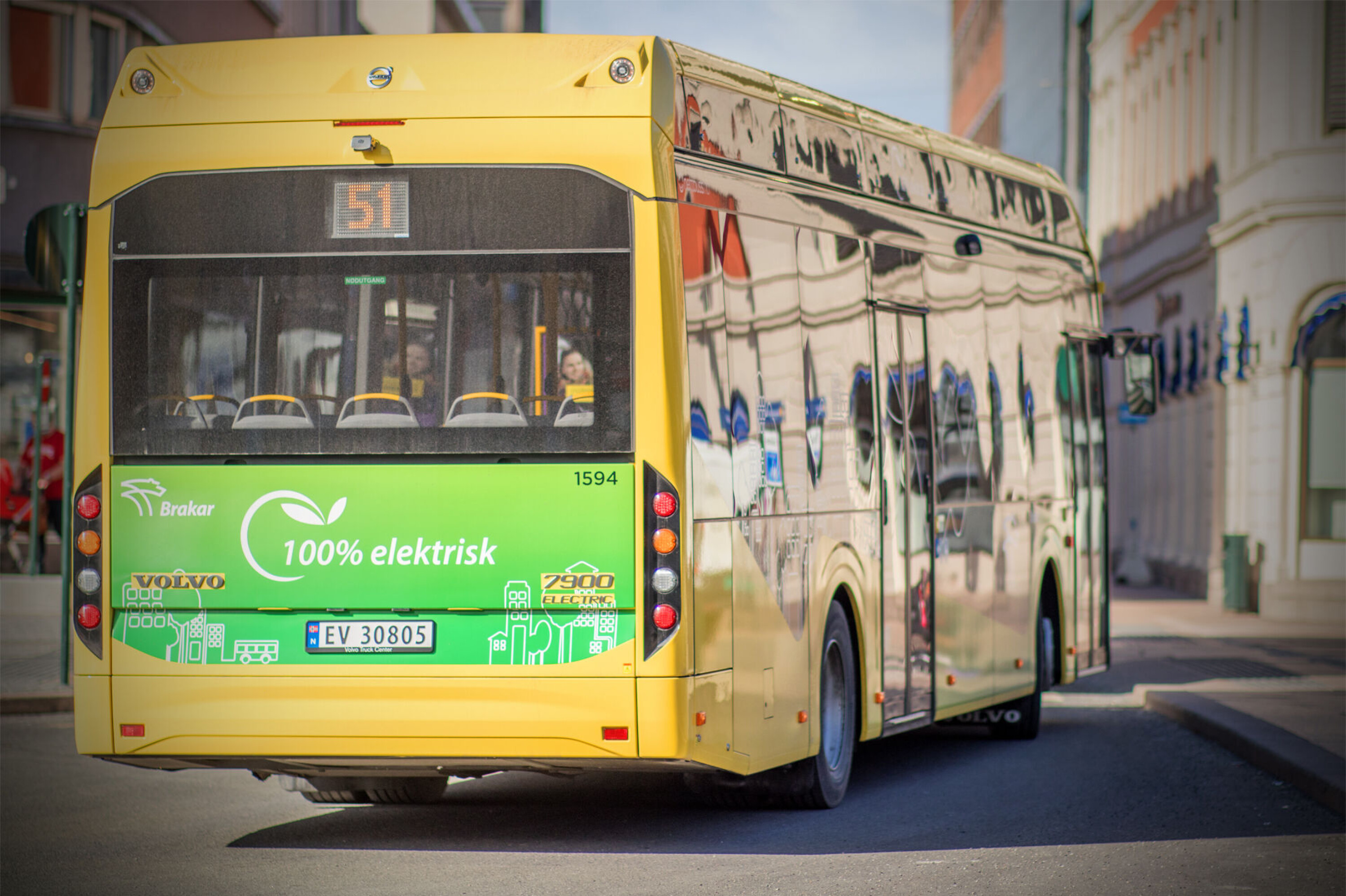 Elbuss gikk tom for strøm - passasjerene satt på fortauet