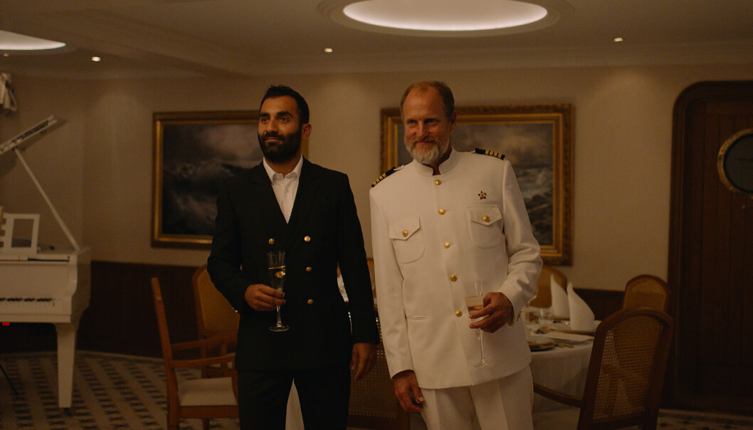 <span class=" italic" data-lab-italic_desktop="italic">Styrmann (Arvin Kananian) og selveste Kapteinen (Woody Harrelson) velkommer sine gjester til en minneverdig aften</span> <span class=" italic" data-lab-italic_desktop="italic">Styrmann (Arvin Kananian) og selveste Kapteinen (Woody Harrelson) velkommer sine gjester til en minneverdig aften</span>