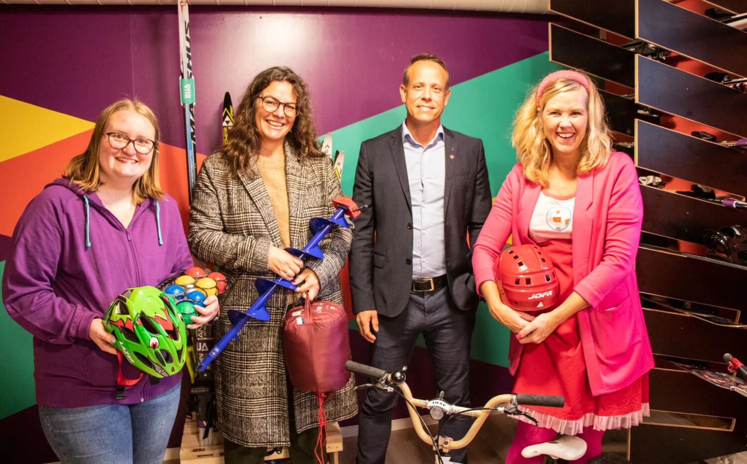 F.v: Frida Grønvold i Drammen kommune, Monica Vogt daglig leder i BUA, hovedutvalgsleder Mads Hilden og Annette Stenseng leder for Innbyggertorg.