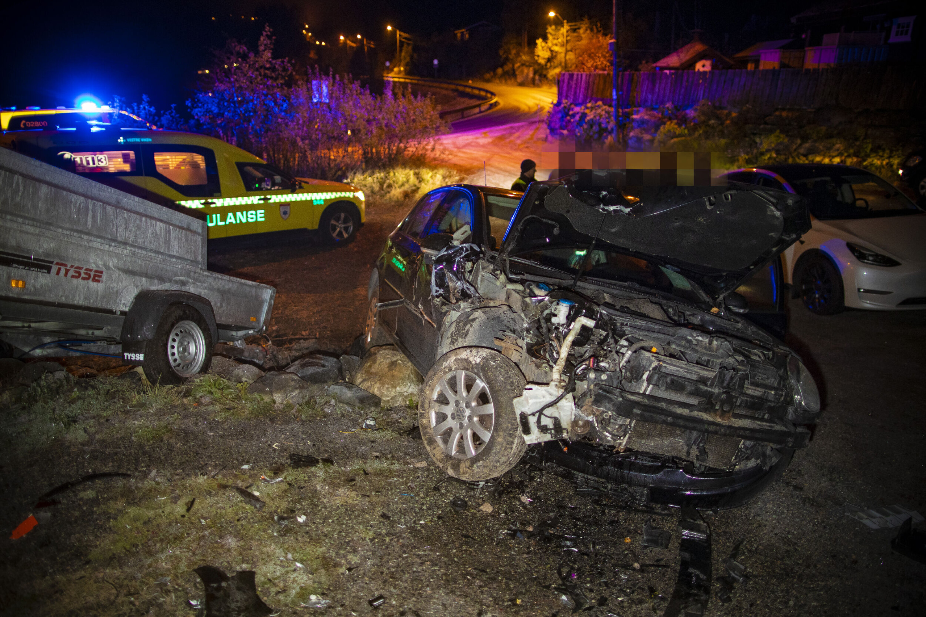 SMADRET: Bilen kom kjørende på Hagatjernveien fra Konnerud mot Mjøndalen, og gikk rett fram i svingen bak og opp i nærmeste steinrøys.