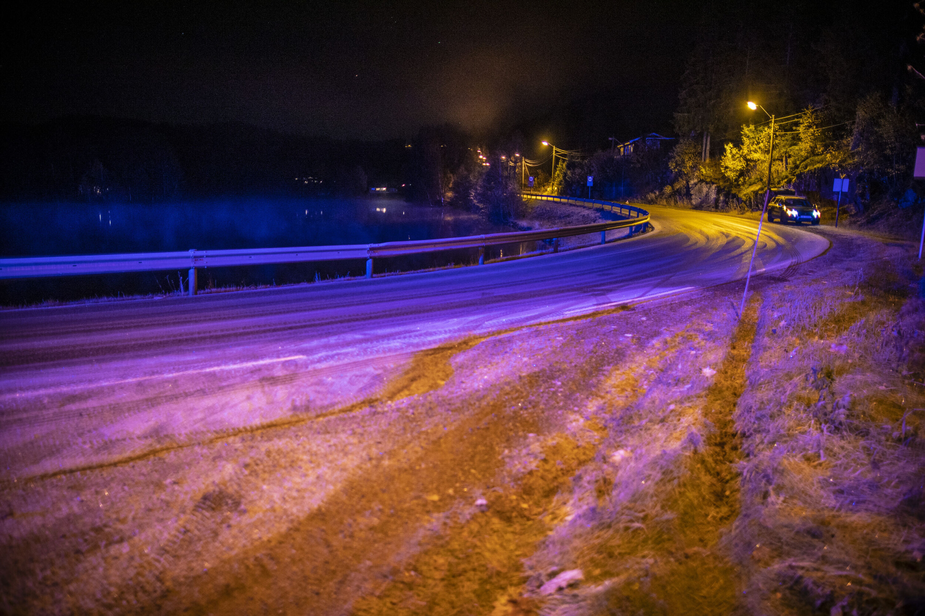 SKØYTEBANE: Bildet viser tåkedisen fra vannet og den glatte veibanen med sporene hvor bilen kjørte ut bak kamaeraet.