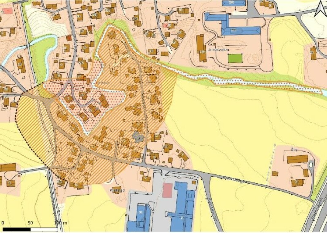 Det skraverte området viser der det kan gå ras. Det prikkete området viser der massene kan havne. Det er utarbeidet et sonekart som viser at store deler av bebyggelsen på Kjellstad befinner seg i denne sonen. Sonen har fareklasse middels (lav – middels – høy) og risikoklasse 4 (av 5). Det skraverte området viser der det kan gå ras. Det prikkete området viser der massene kan havne. Det er utarbeidet et sonekart som viser at store deler av bebyggelsen på Kjellstad befinner seg i denne sonen. Sonen har fareklasse middels (lav – middels – høy) og risikoklasse 4 (av 5).