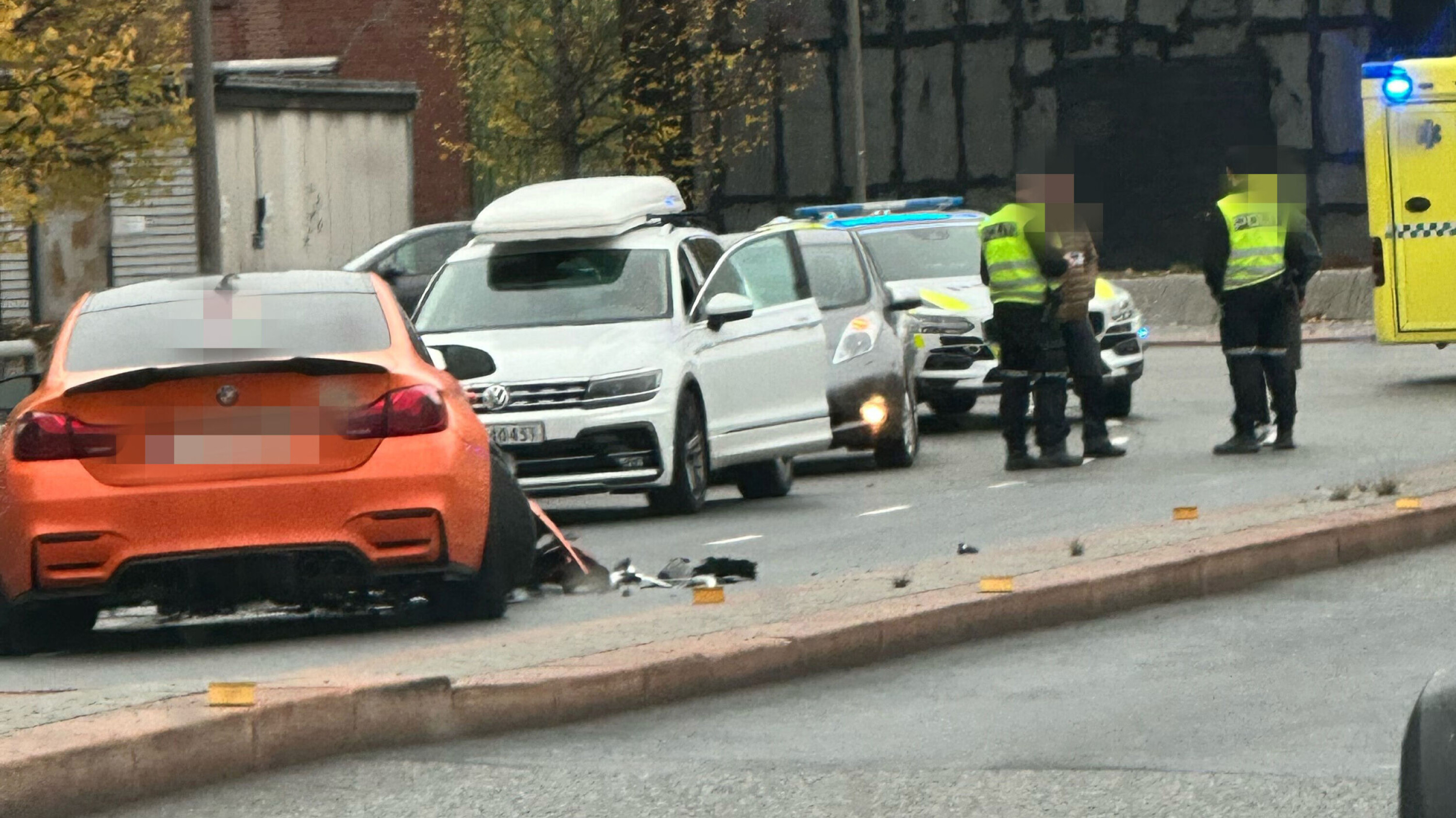 EN BIL OG ETT FØRERKORT FATTIGERE: Her er politiet i samtale med sjåføren i 20-åra.
