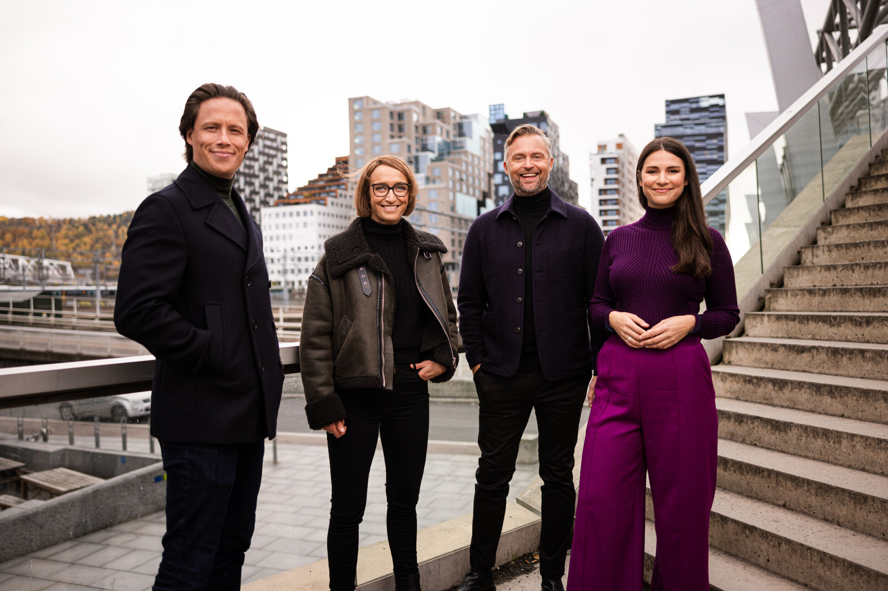 VM-PROGRAMLEDERE: Emil Gukild (NRK, f.v.), Ingerid Stenvold (NRK), Jon Hartvig Børrestad (TV 2) og Ingrid Halstensen (TV 2) skal følge seerne gjennom hele mesterskapet i Qatar.