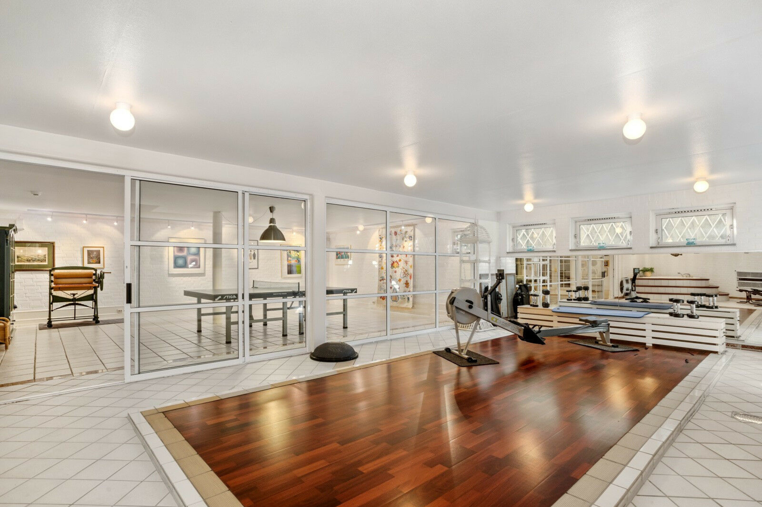 SVØMMEBASSENG: I tillegg til boblebad, badstue og trimrom er det egentlig et svømmebasseng under dette gulvet.