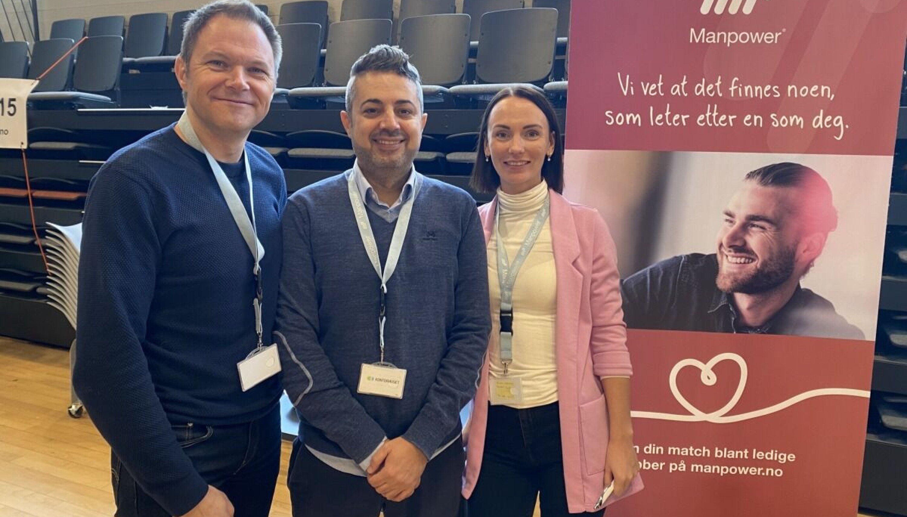 F.v. Raymond Kvistbråten Sollie, Azmir Abdulla og Malin Olsen fra Manpower var meget fornøyd med arbeidsmessen. - Vi er på jakt etter alle typer faggrupper, men her i området så er det stort behov på lager og produksjon. Men vi jobber også med barnehager, kantiner og andre merkantile stillinger. Det er nok noe utfordringer språk, men det kan løses, sier Sollie i Manpower.