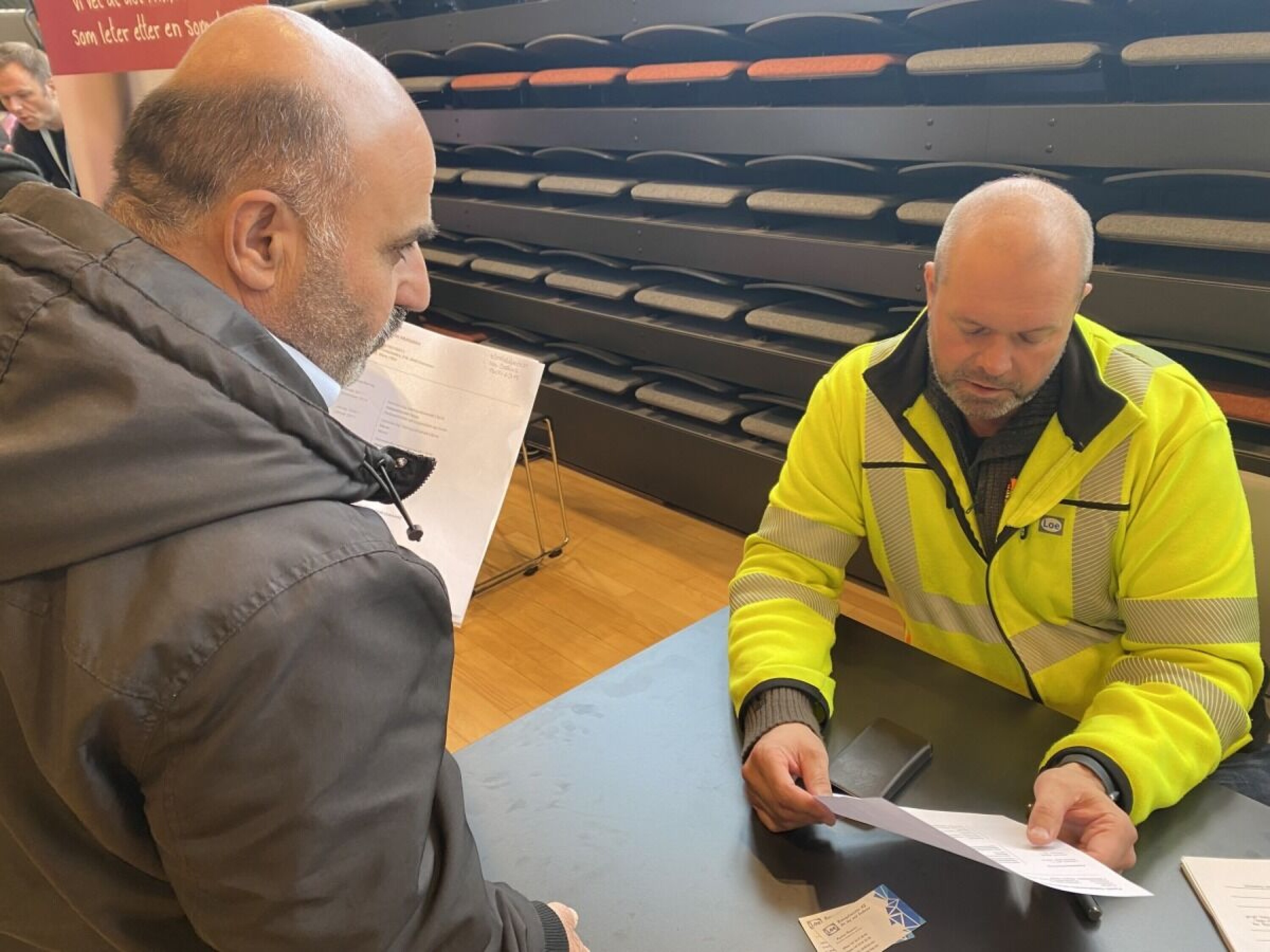 Produksjonssjef Øystein Høgmoen ved Loe betongelementer, fikk også mange henvendelser under arbeidsmessen.