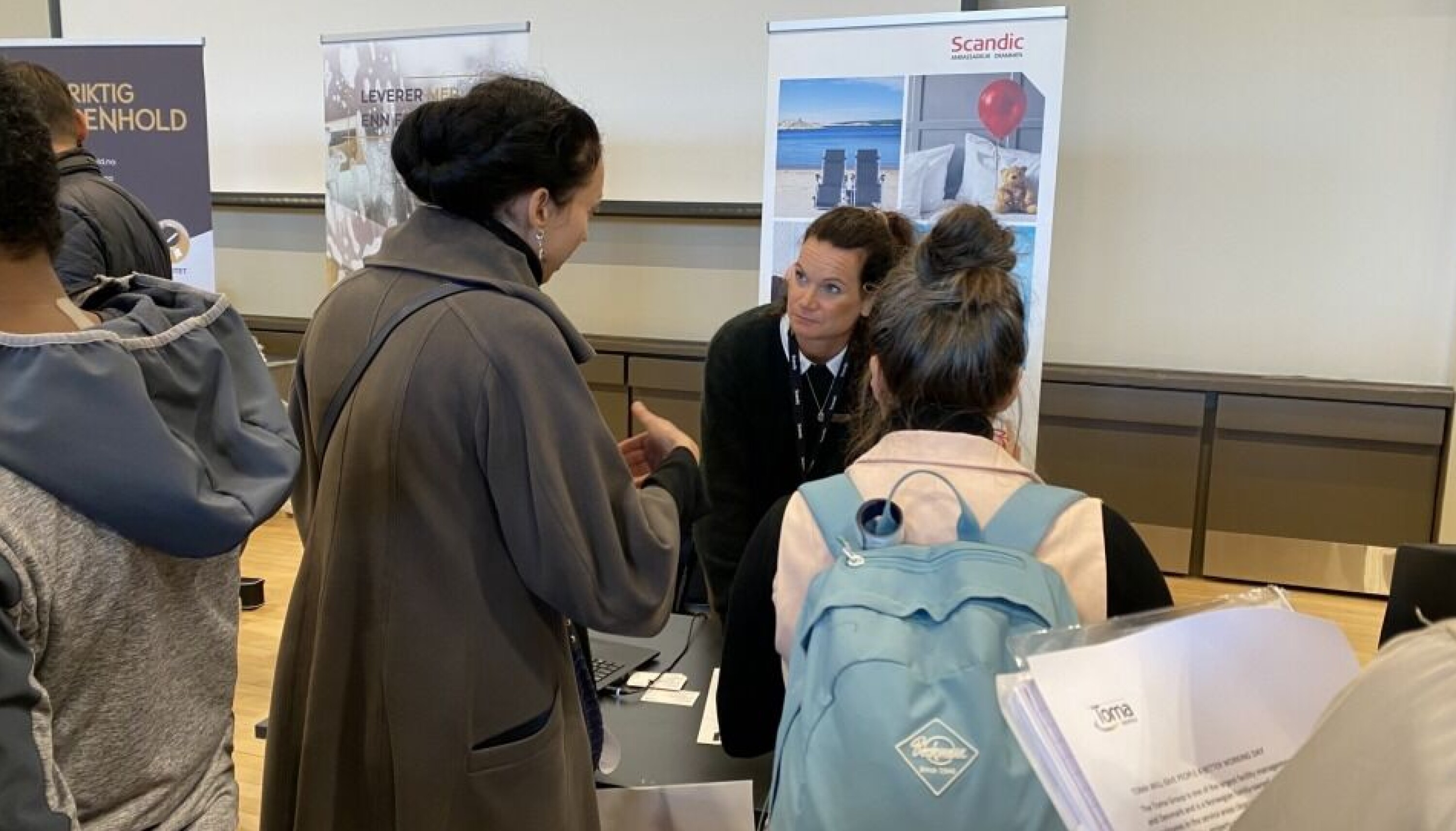 FOLKSOMT: Det var stor interesse for hva Scandic Ambassadeur Drammen kunne tilby av stillinger. Her representert ved hotelldirektør Johanna Skjelsbek.