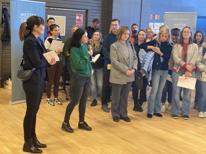 <span class=" italic" data-lab-italic_desktop="italic">Natalia Sakhan (med mikrofon) fra NAV Drammen, er tolk når Cecilie Brunsell (t.v.) holder sitt innlegg til de fremmøtte arbeidssøkerne. </span> <span class=" italic" data-lab-italic_desktop="italic">Natalia Sakhan (med mikrofon) fra NAV Drammen, er tolk når Cecilie Brunsell (t.v.) holder sitt innlegg til de fremmøtte arbeidssøkerne. </span>