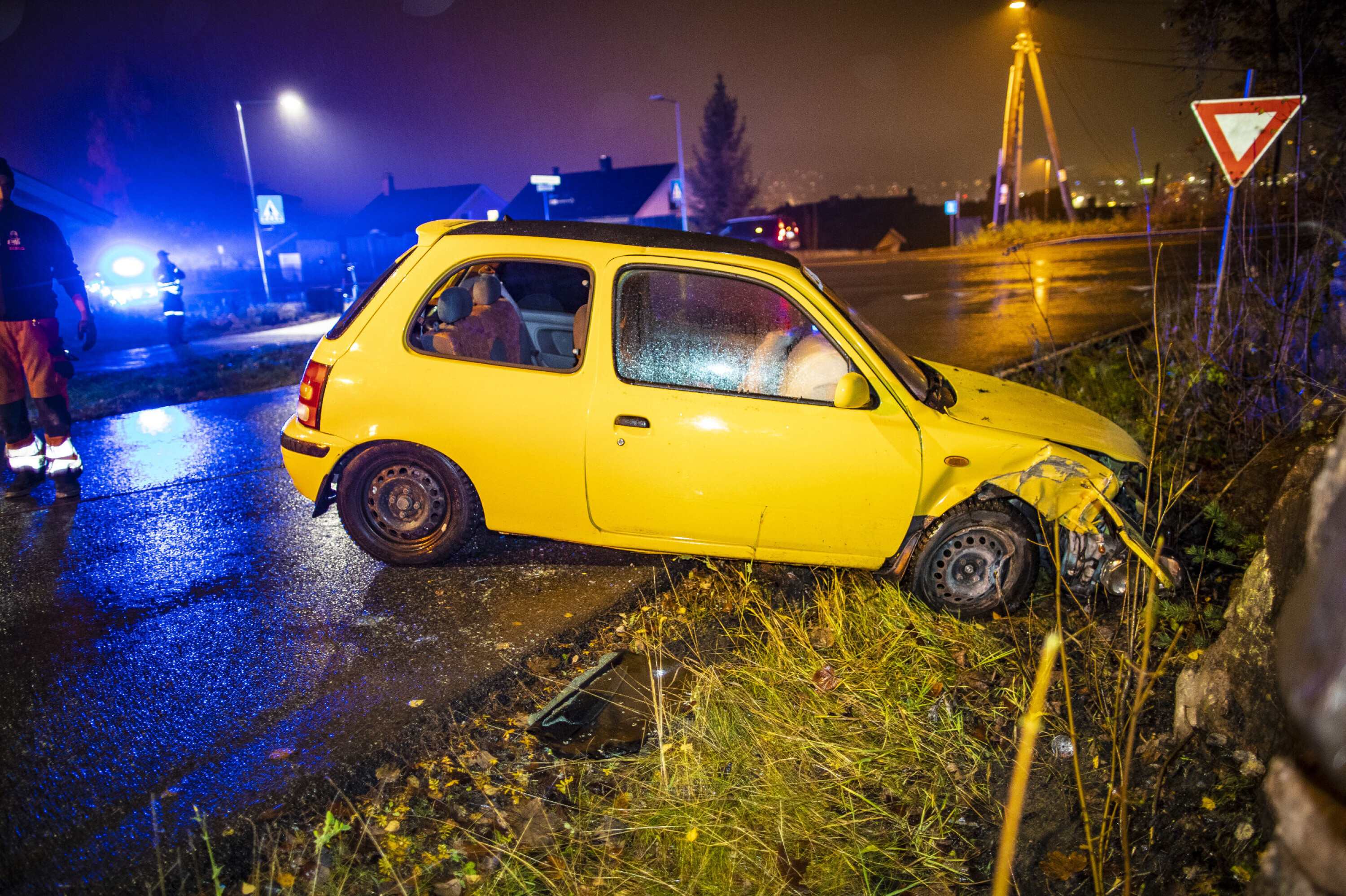 I FJELLVEGGEN: Her endte ferden for to personer i en gammel Nissan.