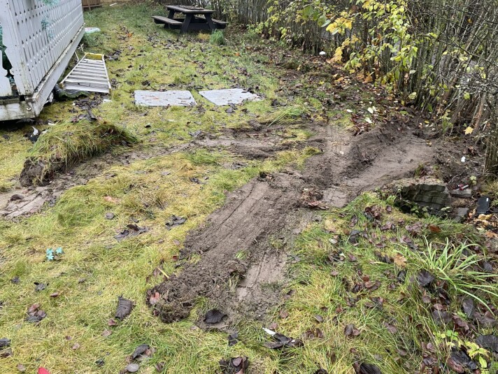 <span class=" italic" data-lab-italic_desktop="italic"><span class=" font-weight-bold" data-lab-font_weight_desktop="font-weight-bold">VILL VERD:</span> Sporene etterlater liten tvil om hvor bilen til slutt havnet.</span> <span class=" italic" data-lab-italic_desktop="italic"><span class=" font-weight-bold" data-lab-font_weight_desktop="font-weight-bold">VILL VERD:</span> Sporene etterlater liten tvil om hvor bilen til slutt havnet.</span>