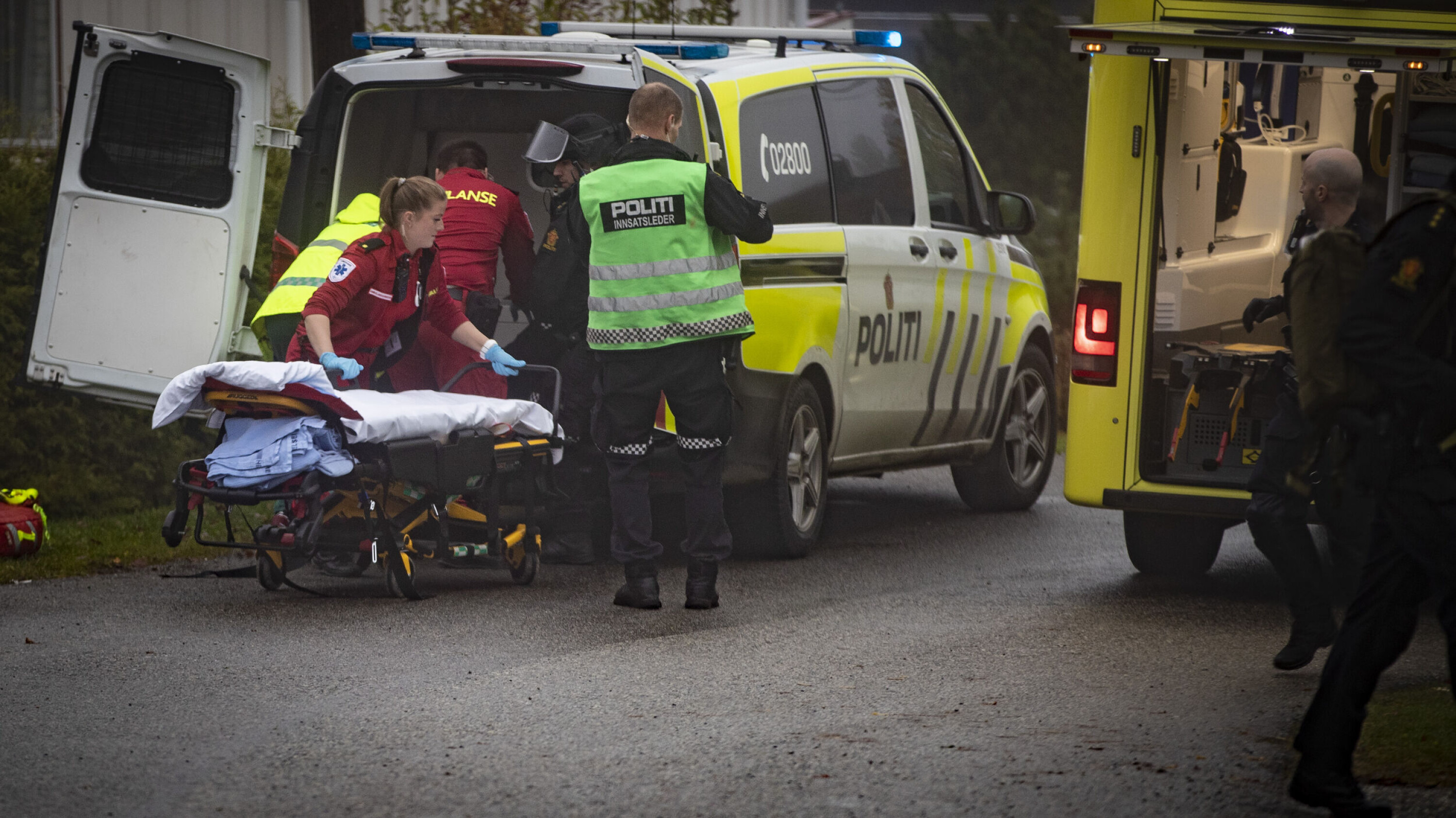 KAOTISK: Her er den nå drapssiktede mannen under behandling inne i politibilen før han ble fraktet sykehuset.