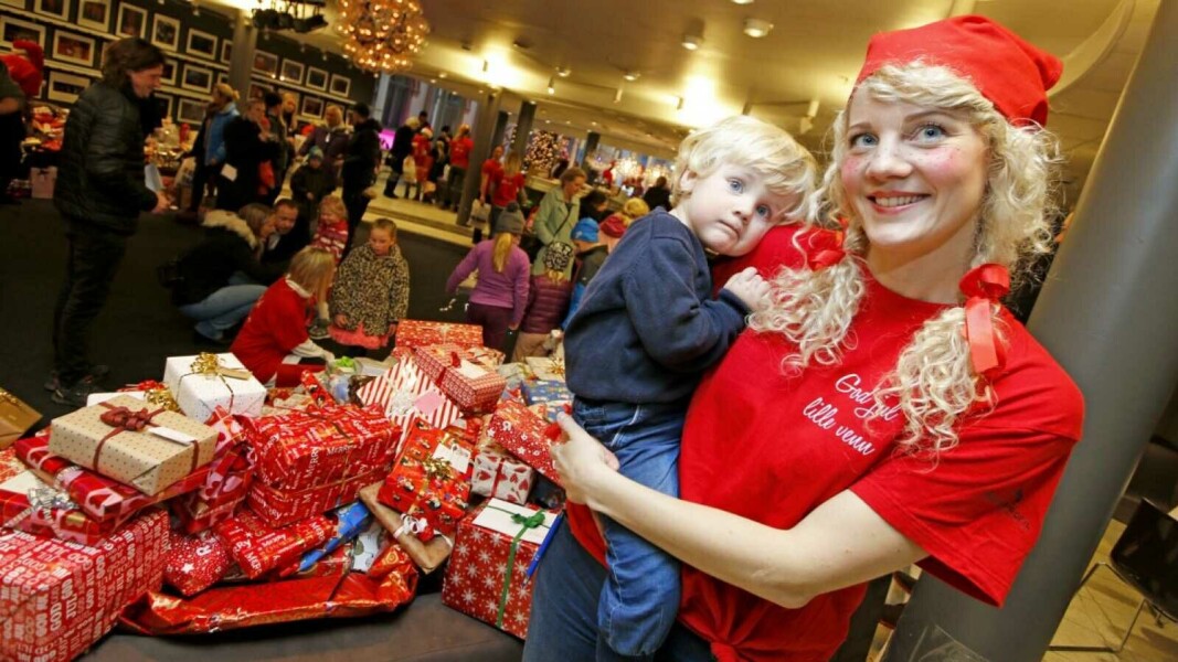 FØRJULSTRADISJON: Anikken Emilie Hjelde fra «God jul, lille venn», her sammen med sønnen Will (2,5 år) på det årlige nisseverkstedet i Drammens Teater hvor gaveinnsamlingen foregår. FØRJULSTRADISJON: Anikken Emilie Hjelde fra «God jul, lille venn», her sammen med sønnen Will (2,5 år) på det årlige nisseverkstedet i Drammens Teater hvor gaveinnsamlingen foregår.