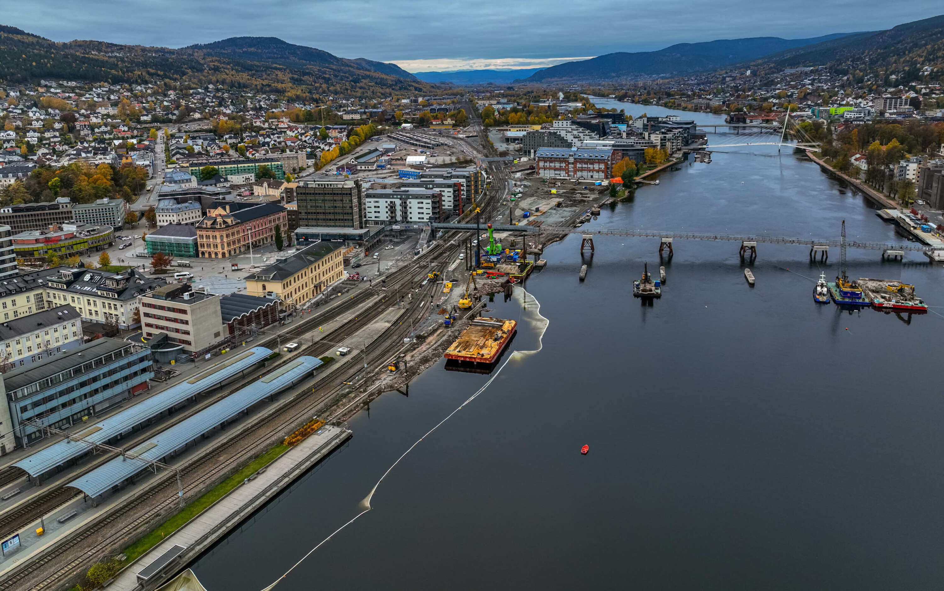 MILDT OG FUKTIG: Slik kan oktober også oppsummeres for Drammens del, her med en stemningsrapport fra sentrum. Østlandet fikk en gjennomsnittlig nedbørsmengde.