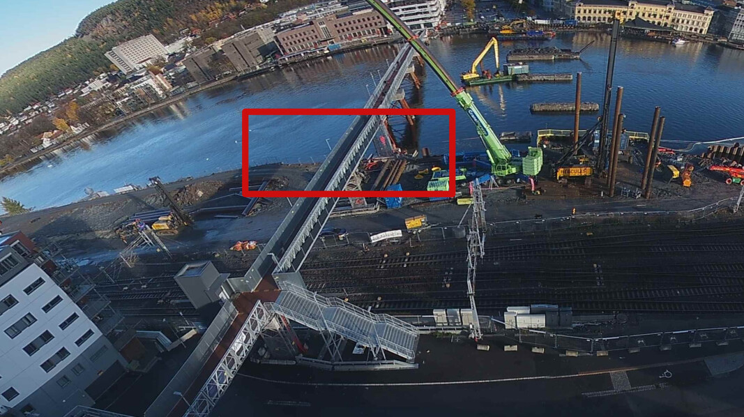 HER STENGES BYBRUA: I avmerket område. HER STENGES BYBRUA: I avmerket område.
