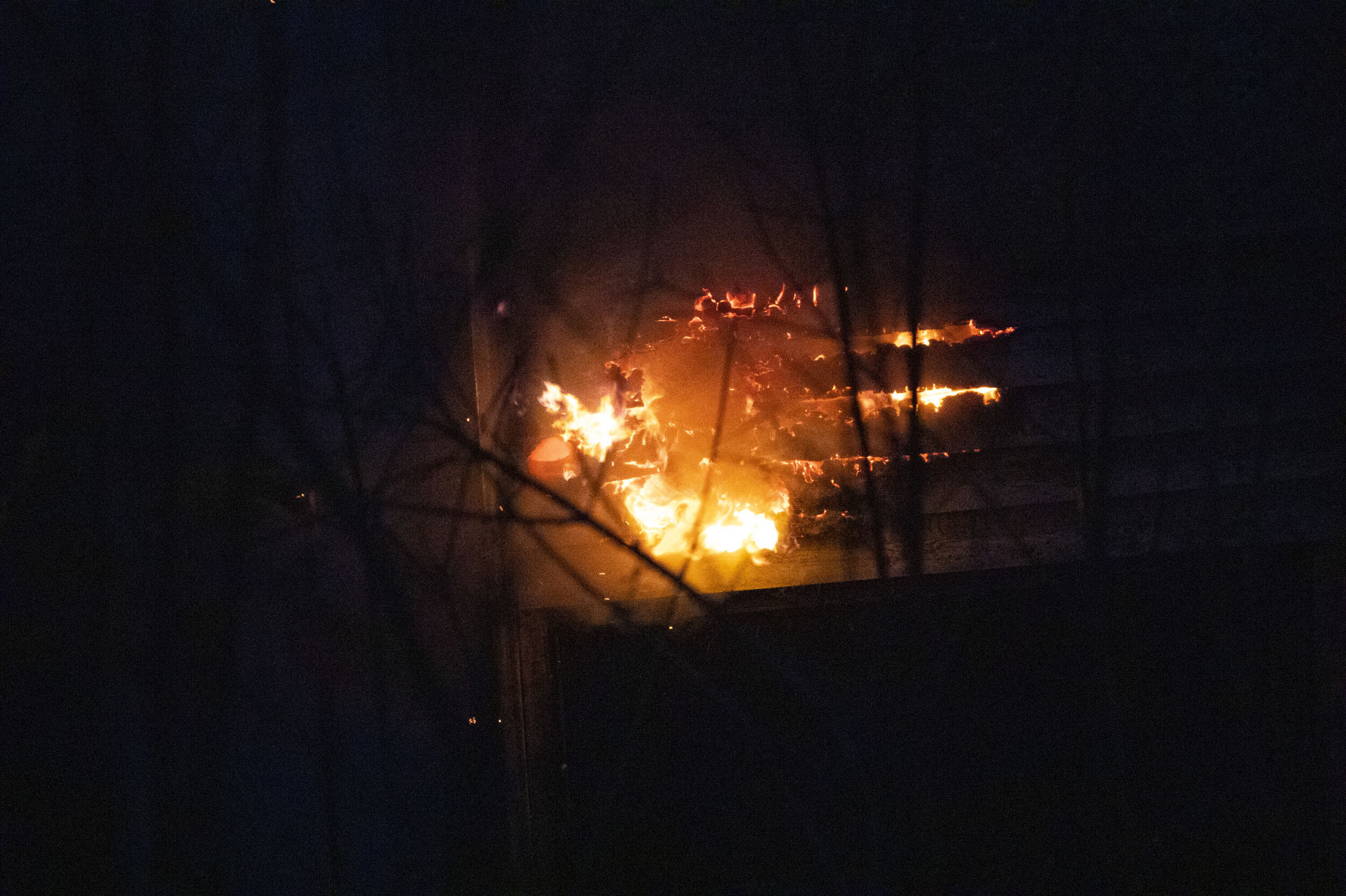 ÅPNE FLAMMER: Her brant det ut av en vegg på stedet.