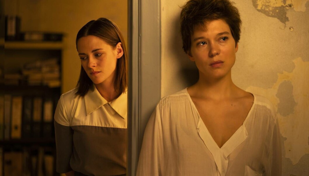<span class=" italic" data-lab-italic_desktop="italic">Kristen Stewarts karakter Timlin (t.v) er fascinert av Lèa Seydoux’ verden.</span> <span class=" italic" data-lab-italic_desktop="italic">Kristen Stewarts karakter Timlin (t.v) er fascinert av Lèa Seydoux’ verden.</span>