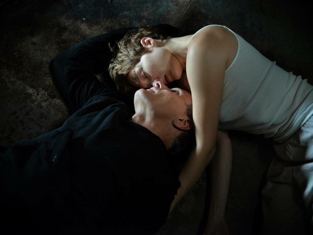 <span class=" italic" data-lab-italic_desktop="italic">Kristen Stewarts karakter Timlin (t.v) er fascinert av Lèa Seydoux’ verden</span> <span class=" italic" data-lab-italic_desktop="italic">Kristen Stewarts karakter Timlin (t.v) er fascinert av Lèa Seydoux’ verden</span>