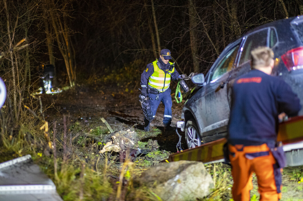<span class=" italic" data-lab-italic_desktop="italic"><span class=" font-weight-bold" data-lab-font_weight_desktop="font-weight-bold">RYDDEJOBB:</span> Her lå det strødd med vrakrester. Bilen skal også ha truffet kampesteinen foran i bildet på ferden.</span> <span class=" italic" data-lab-italic_desktop="italic"><span class=" font-weight-bold" data-lab-font_weight_desktop="font-weight-bold">RYDDEJOBB:</span> Her lå det strødd med vrakrester. Bilen skal også ha truffet kampesteinen foran i bildet på ferden.</span>