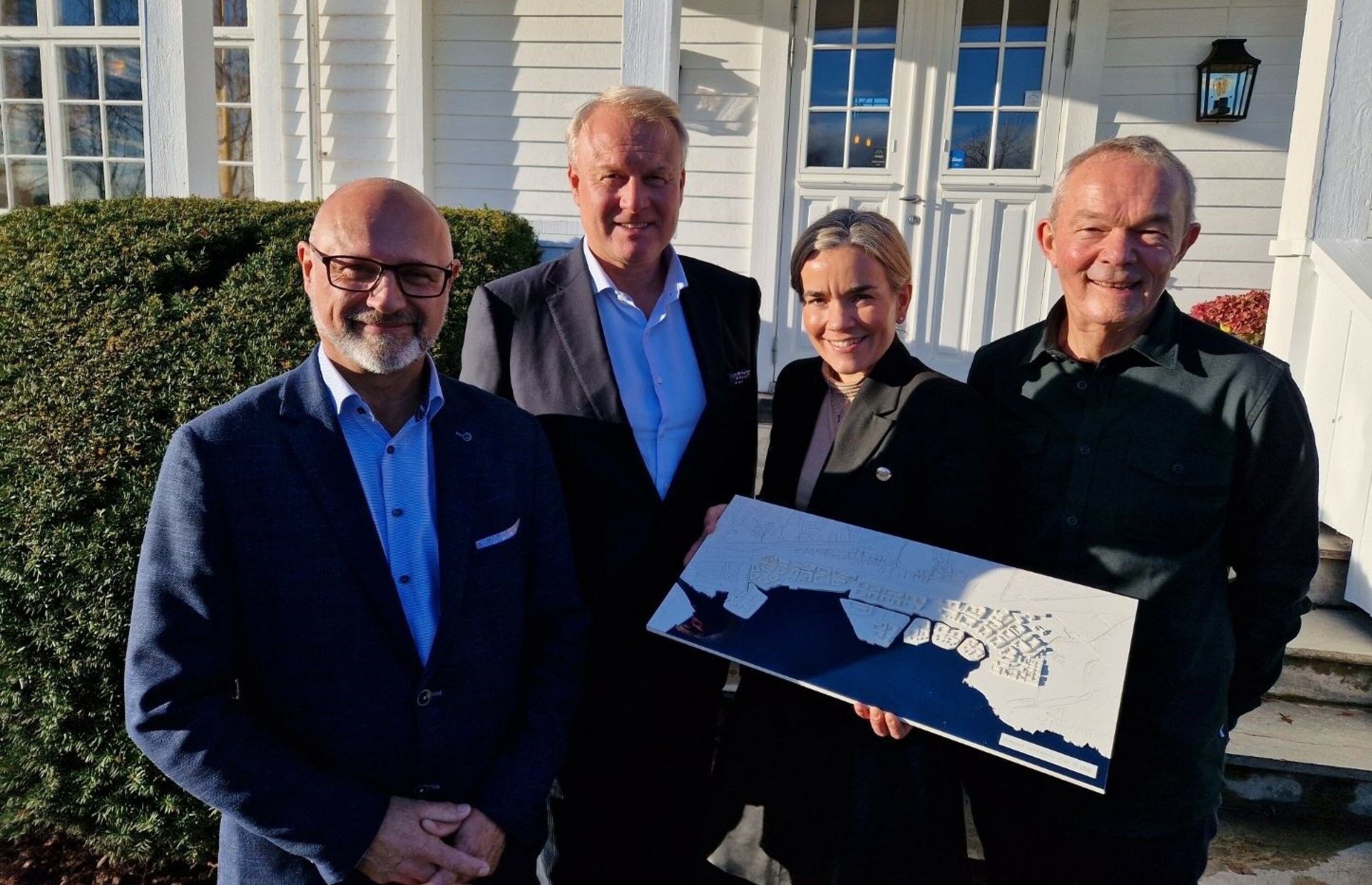VISER PLANENE: Sentrale personer i Fjordbyens utvikling: Fra venstre prosjektdirektør Geir Hagehaugen og adm dir Anders Edno i Eidos, ordfører Gunn Cecilie Ringdal og Jan Willy Føreland, leder av Fjordbykontoret i Lier kommunen.