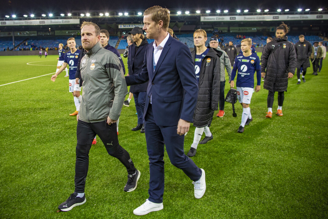 SISTE REIS MED GJENGEN: Avtroppende hovedtrener Håkon Wibe Lund (t.v.) var preget av stundens alvor etter å ha ledet sin siste kamp som Godset-trener, her blir han fulgt av banen av daglig leder Magne Nilsen etter en takkerunde på stadion. SISTE REIS MED GJENGEN: Avtroppende hovedtrener Håkon Wibe Lund (t.v.) var preget av stundens alvor etter å ha ledet sin siste kamp som Godset-trener, her blir han fulgt av banen av daglig leder Magne Nilsen etter en takkerunde på stadion.