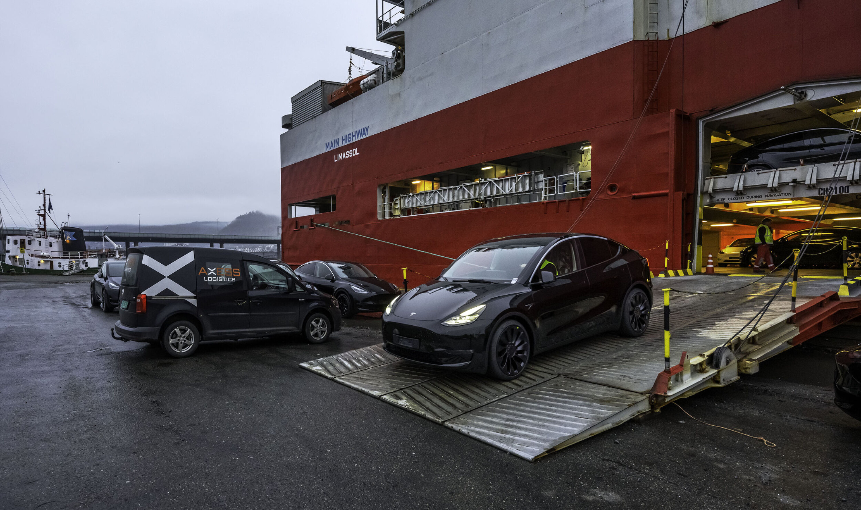 De fleste av de 686 Teslaene som rullet i land søndag skal skos om til norsk vinter i det som må kalles en stor dekkoperasjon.