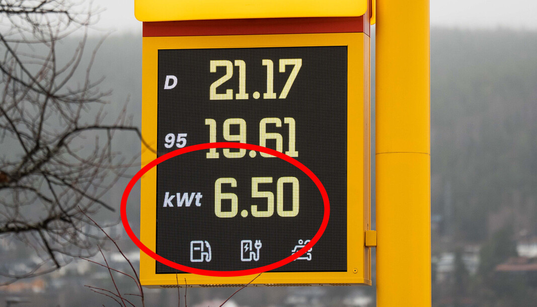 SYNLIG: Her har ladeprisen fått plass ved siden av tradisjonelt drivstoff - på Gulskogen kan du nå lade med opptil 300 kW. SYNLIG: Her har ladeprisen fått plass ved siden av tradisjonelt drivstoff - på Gulskogen kan du nå lade med opptil 300 kW.