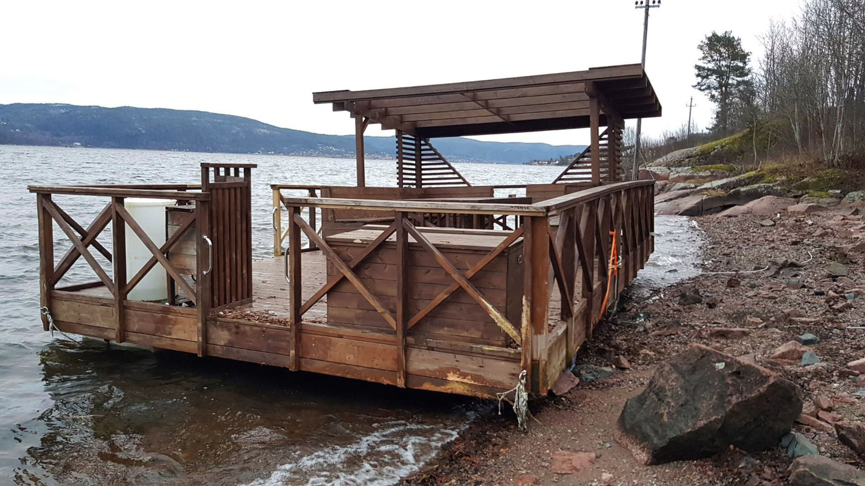 Etterlyser eier av flåte på vift i Drammensfjorden