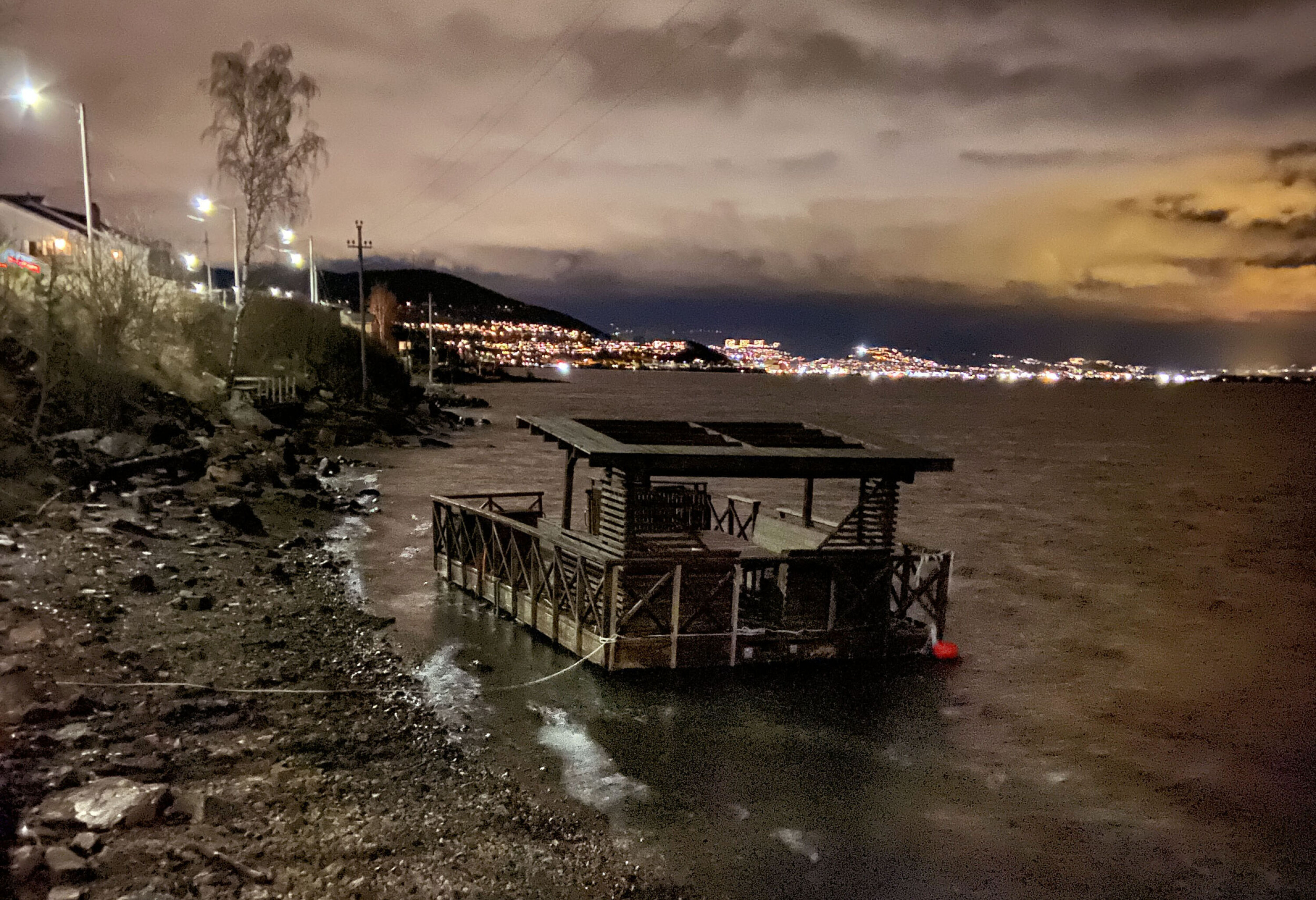 Etterlyser eier av flåte på vift i Drammensfjorden