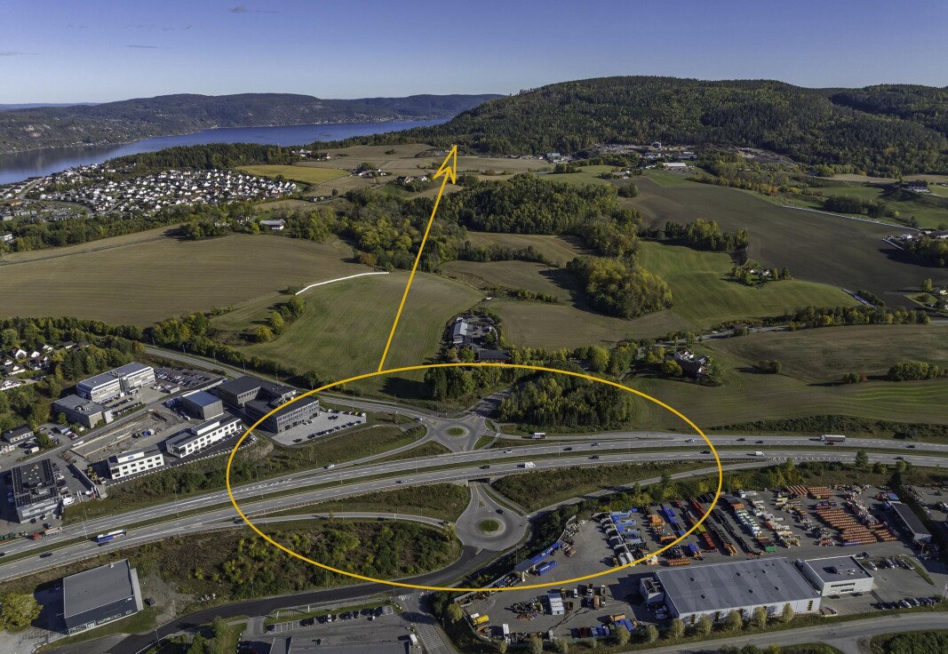 <span class=" italic" data-lab-italic_desktop="italic">Tømmerterminal i Juve pukkverk foursette ny Svelvikvei som hvis den bygges høyst sannsynlig vil ta av fra E18 her ved Eik og hovedsakelig gå i tunnel ut mot Drammensfjorden.</span> <span class=" italic" data-lab-italic_desktop="italic">Tømmerterminal i Juve pukkverk foursette ny Svelvikvei som hvis den bygges høyst sannsynlig vil ta av fra E18 her ved Eik og hovedsakelig gå i tunnel ut mot Drammensfjorden.</span>