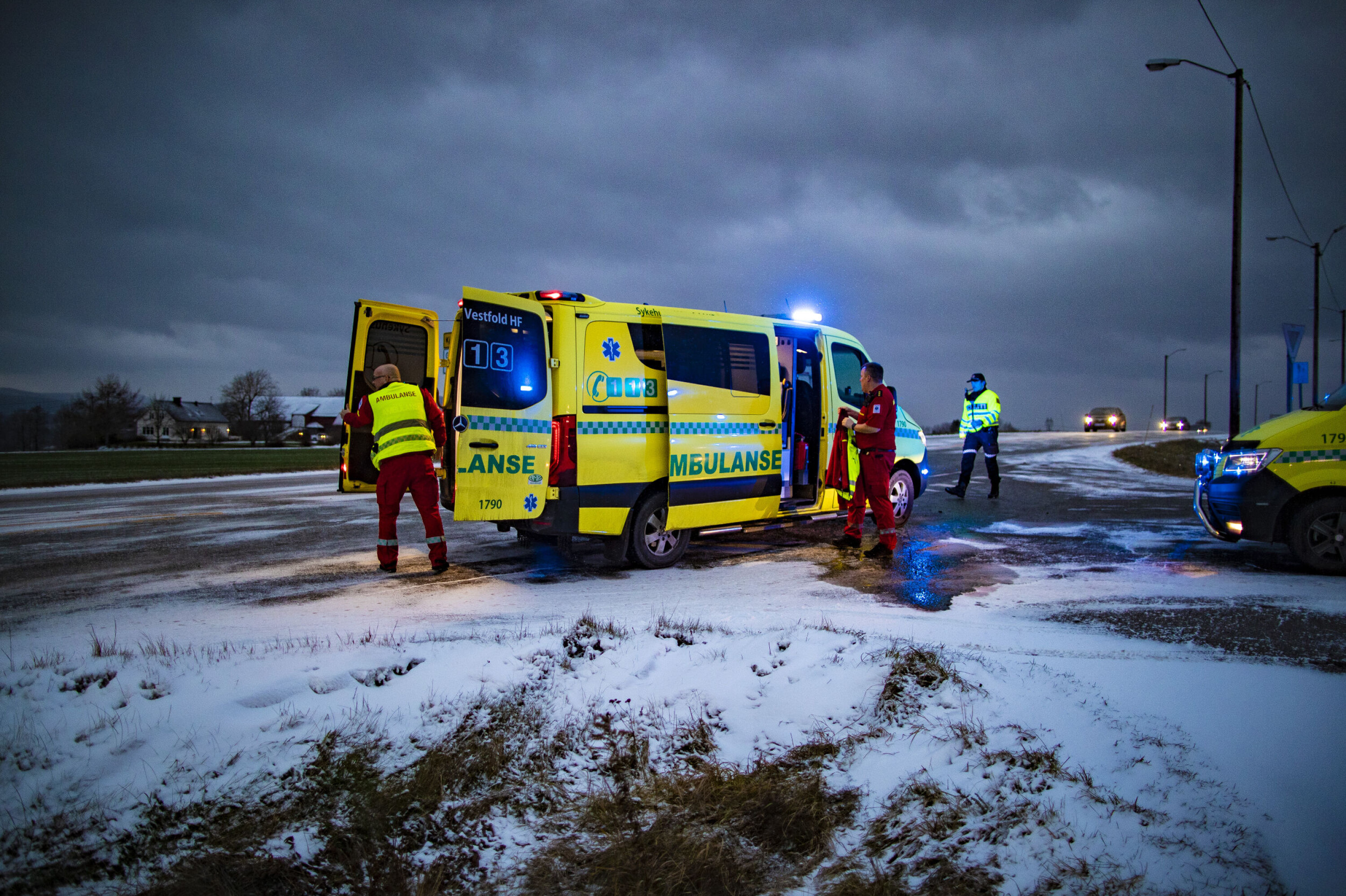 To til sykehus etter frontkollisjon