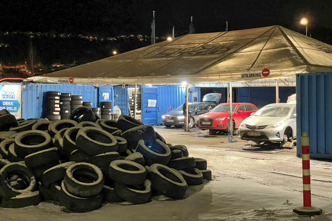 PÅ OVERTID: Dekkverkstedet Dekkproff i Krokstadelva hadde hendene fulle mandag kveld, med bilister i kø for å skifte til vinterdekk.